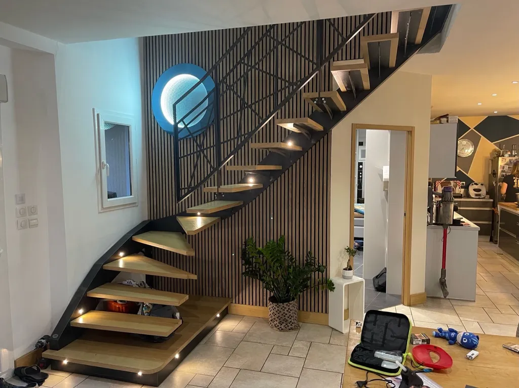 Escalier acier avec marches en chêne massif sur plancher chauffant – Réalisation sur mesure