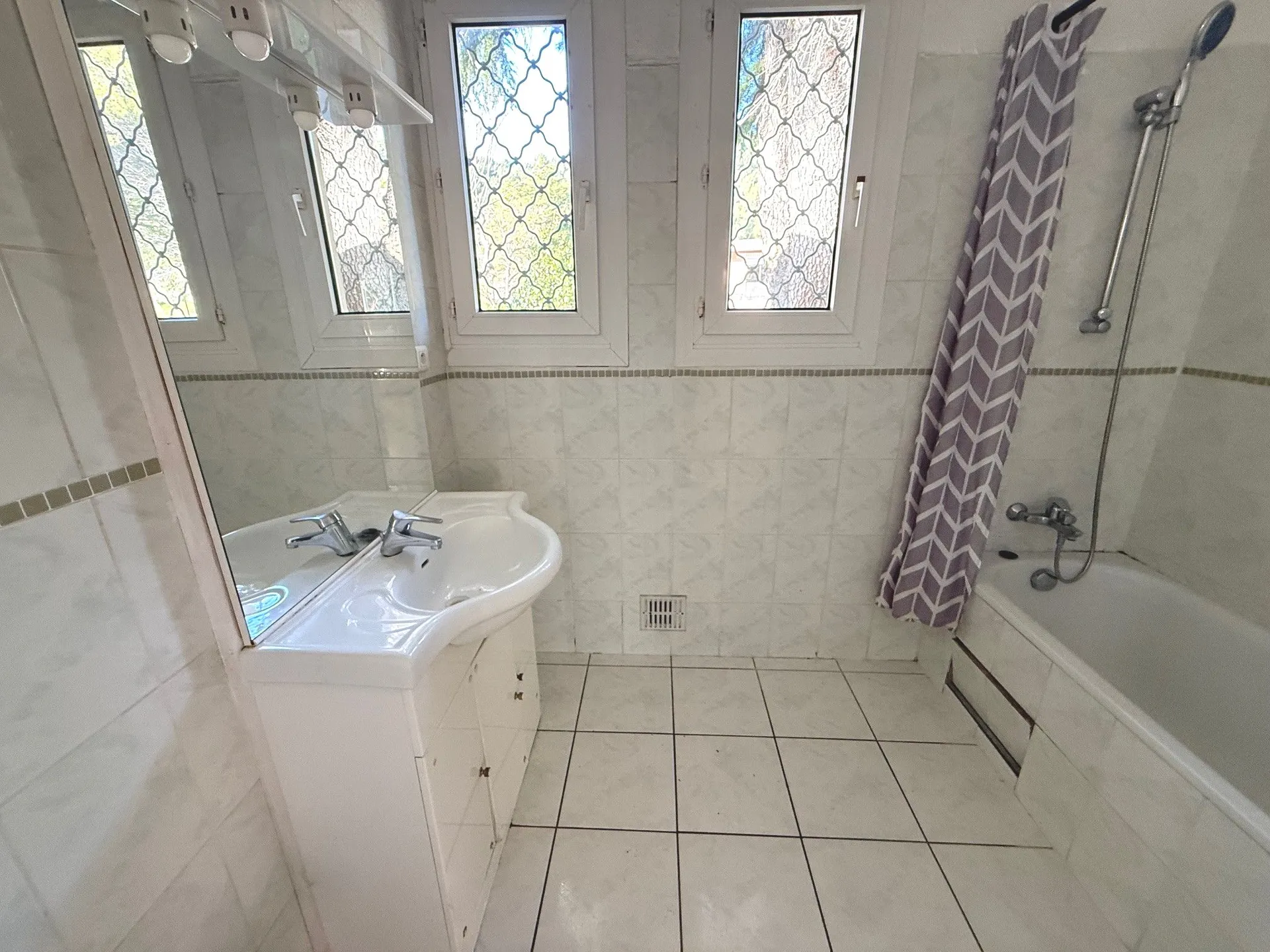 A vendre proche du centre de Carnoux en Provence une villa à rénover de Type 4 de plain-pied avec terrain plat