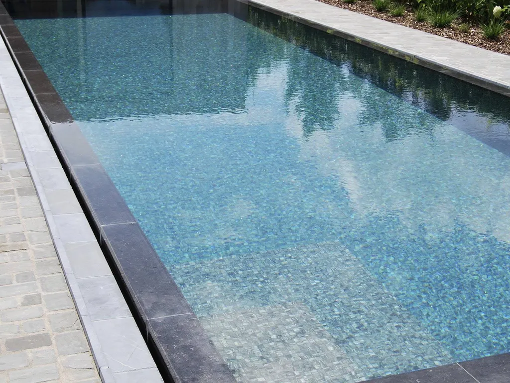 UNE PISCINE MODERNE - MOSAÏQUE TIGRATO