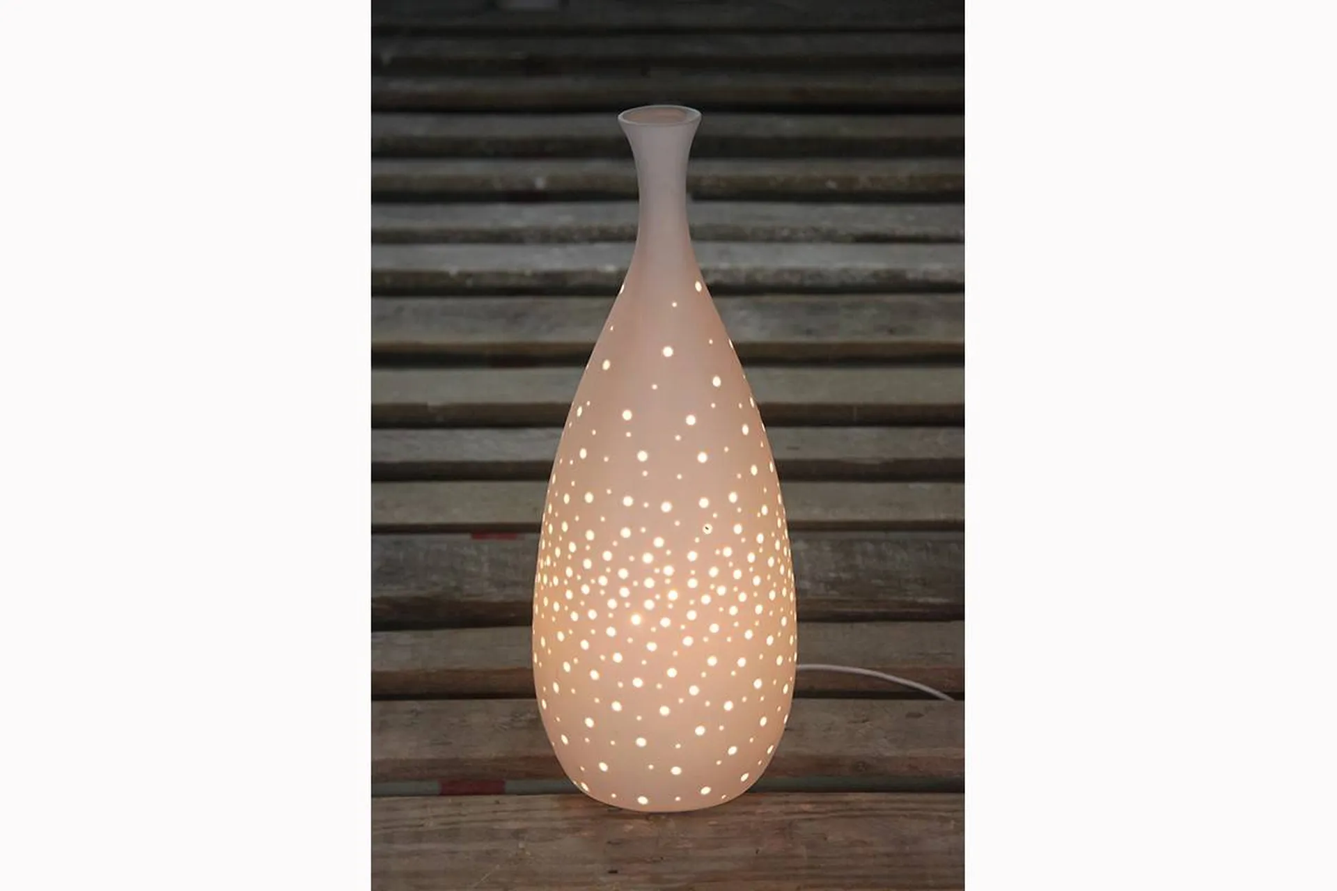 Vente de lampe d'intérieur en porcelaine forme ogive.