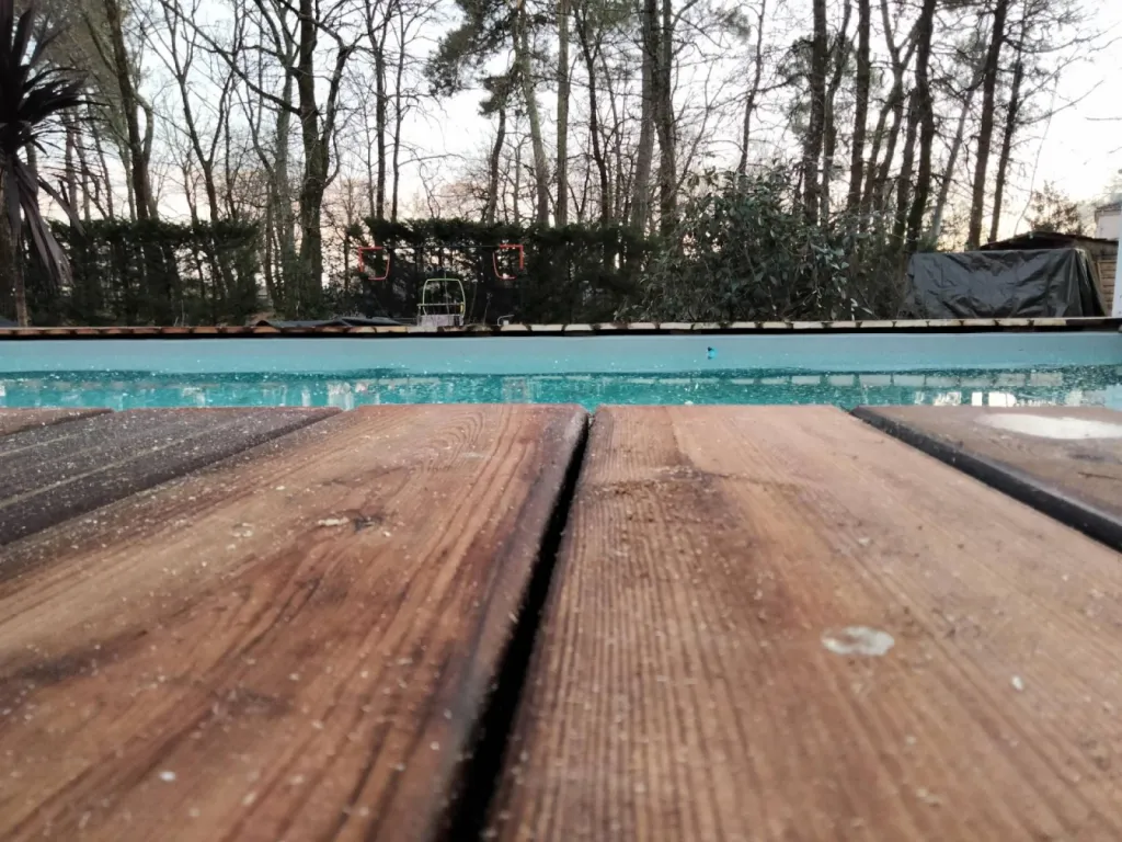 Construction de terrasse bois en pin surélevée autour d'une piscine sur le Bassin d'Arcachon