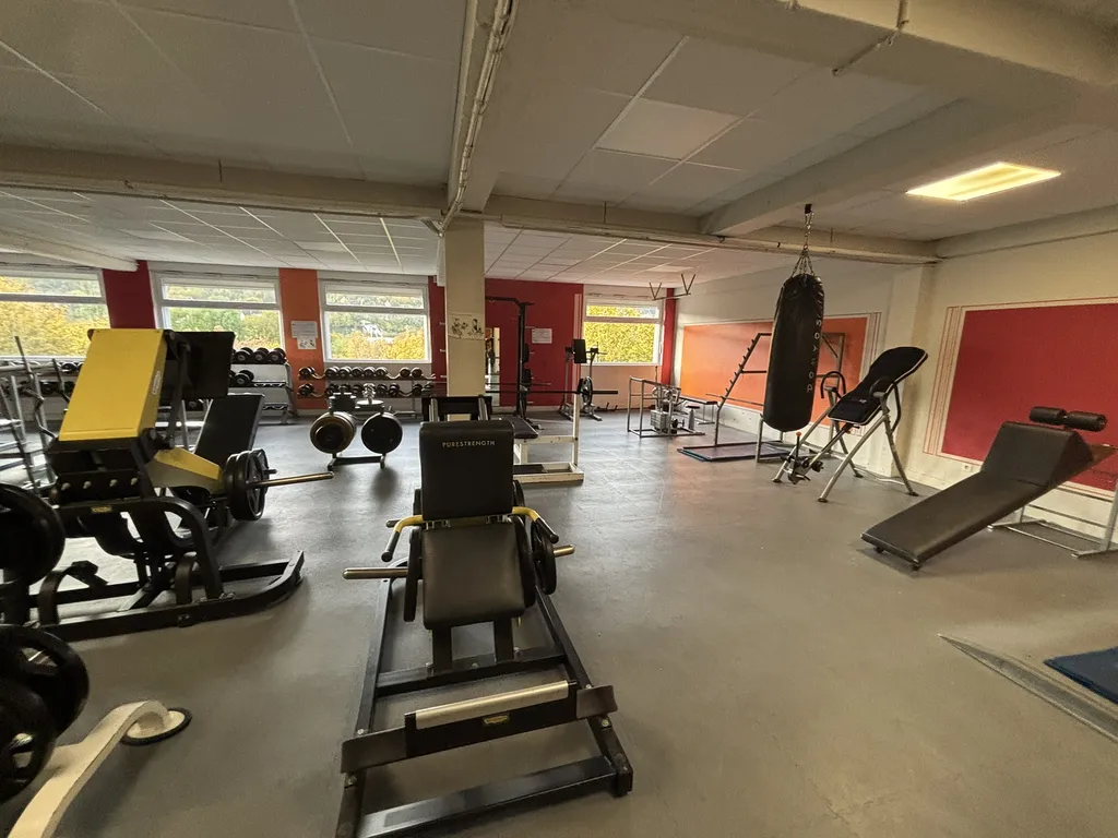 A vendre, local commercial de 966 m² et 9 places de stationnements