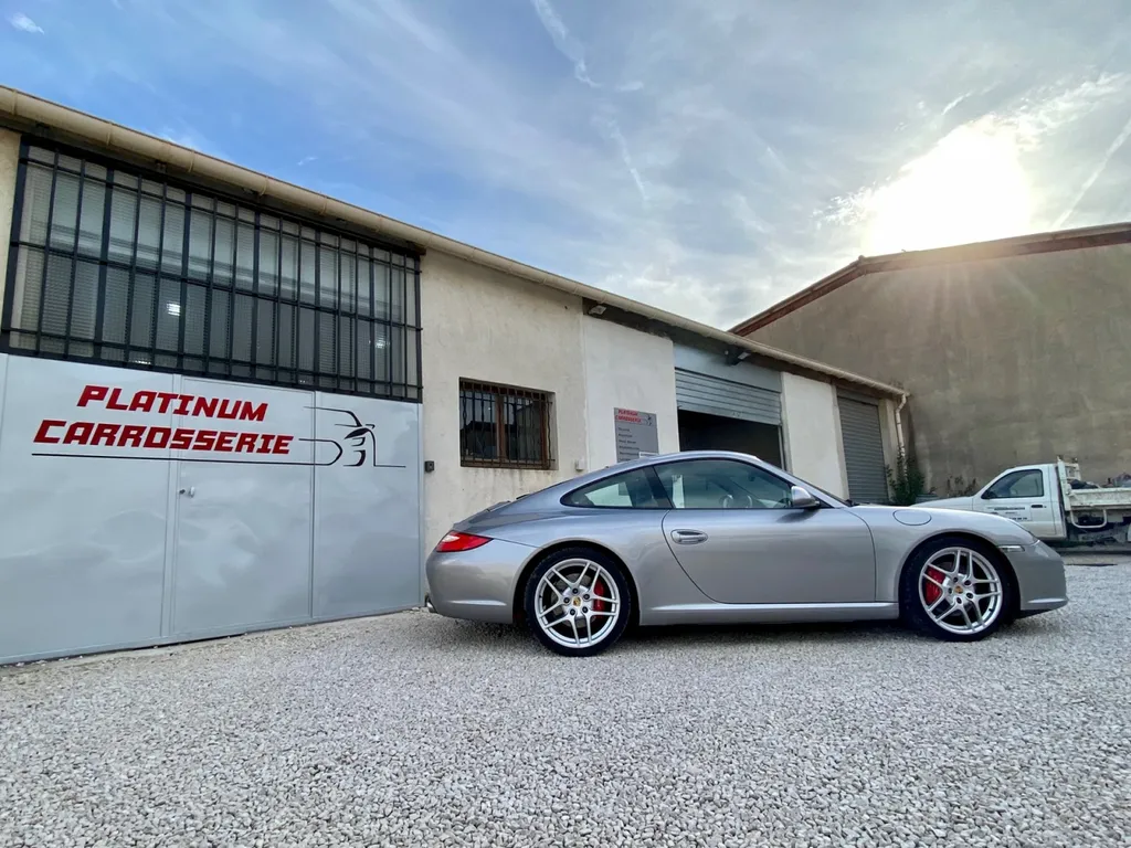 Porsche 997 accidentée confiée à notre atelier spécialisé en carrosserie haut de gamme près de Carnoux dans les Bouches-du-Rhône