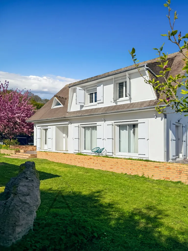 À vendre, maison de 207m² sur un terrain de 1200m² située à Oissel 76350