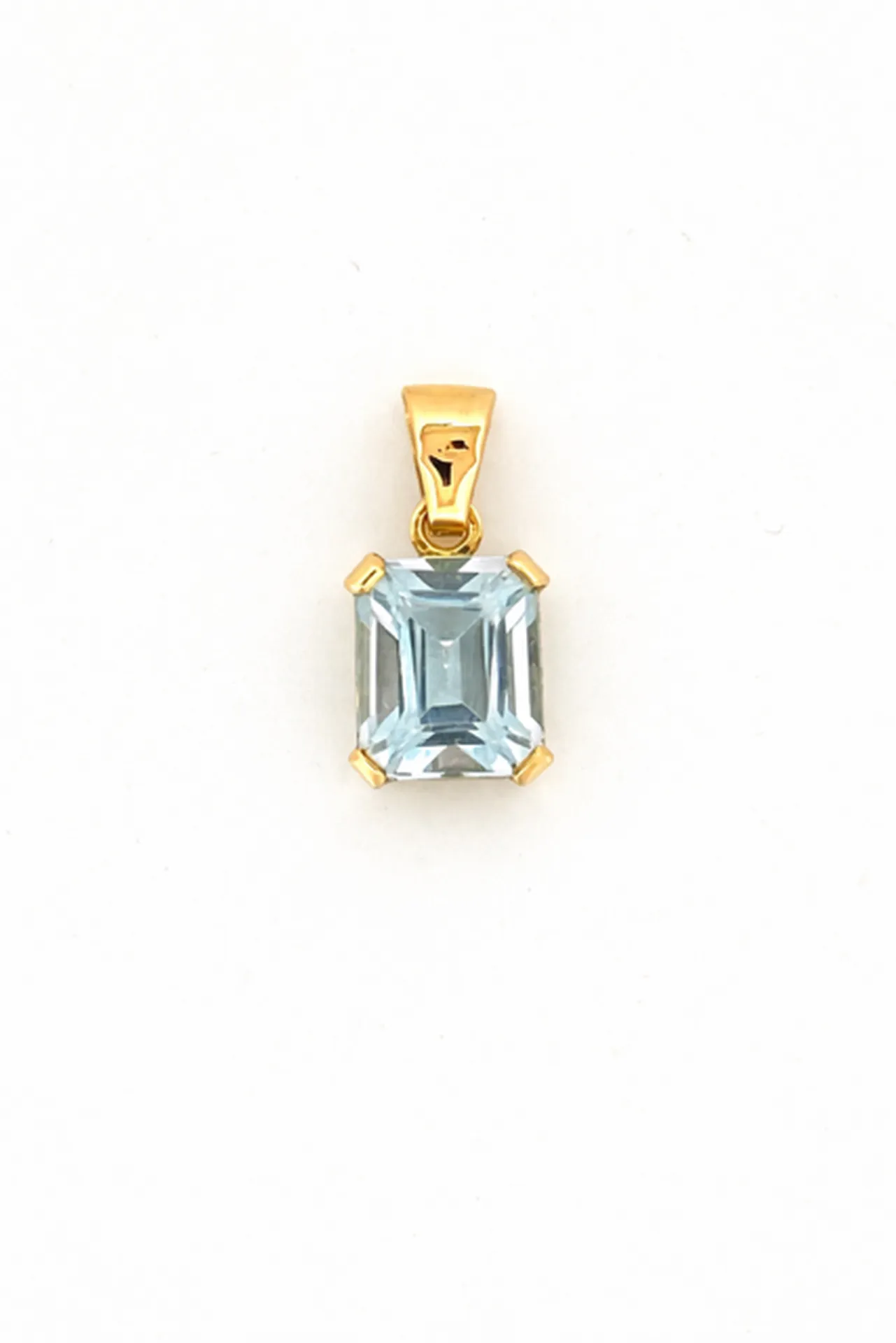Pendentif en or 750 avec topaze bleue taille émeraude disponible en dépôt vente chez Or Ligne à La Teste de Buch Bassin d Arcachon