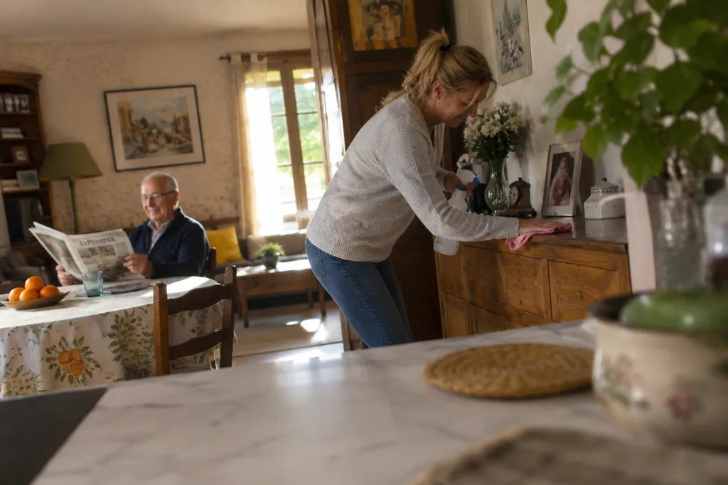 Aide pour le ménage à Carcès pour personne âgée vivant seule sans famille disponible à proximité dans le Centre-Var
