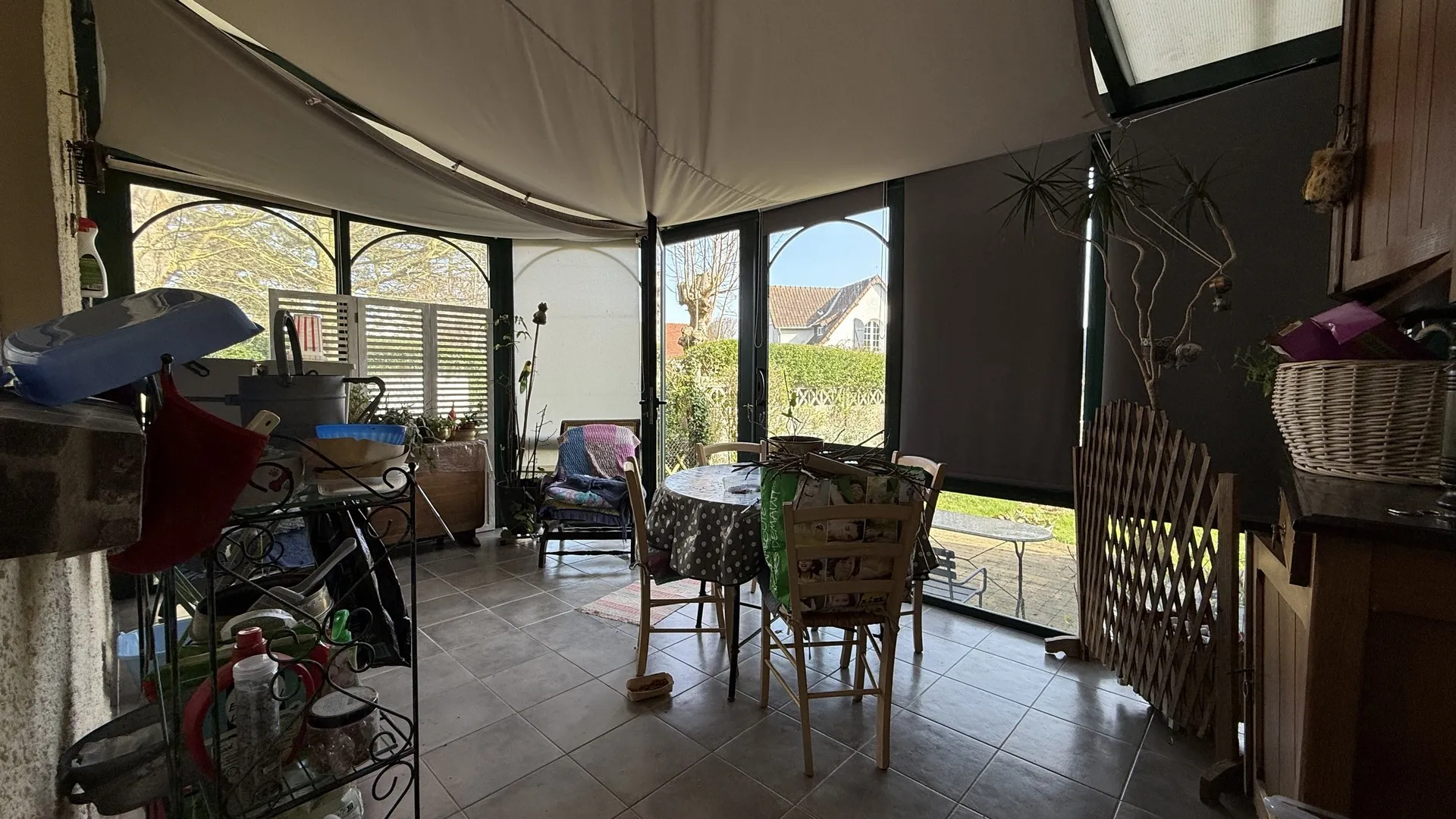 Un bureau indépendant et une cuisine aménagée avec coin repas complètent cet espace de vie de cette maison familiale à vendre en Seine-Maritime.