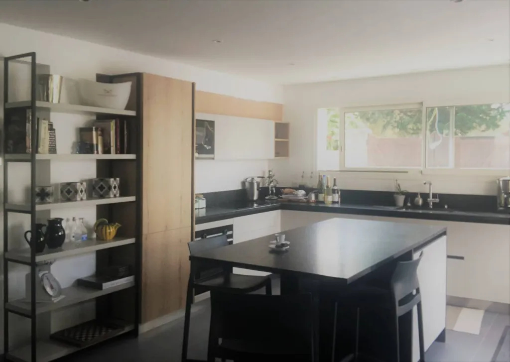 Vente et pose d'une cuisine italienne haut de gamme bois sur mesure à Hyères dans le 83