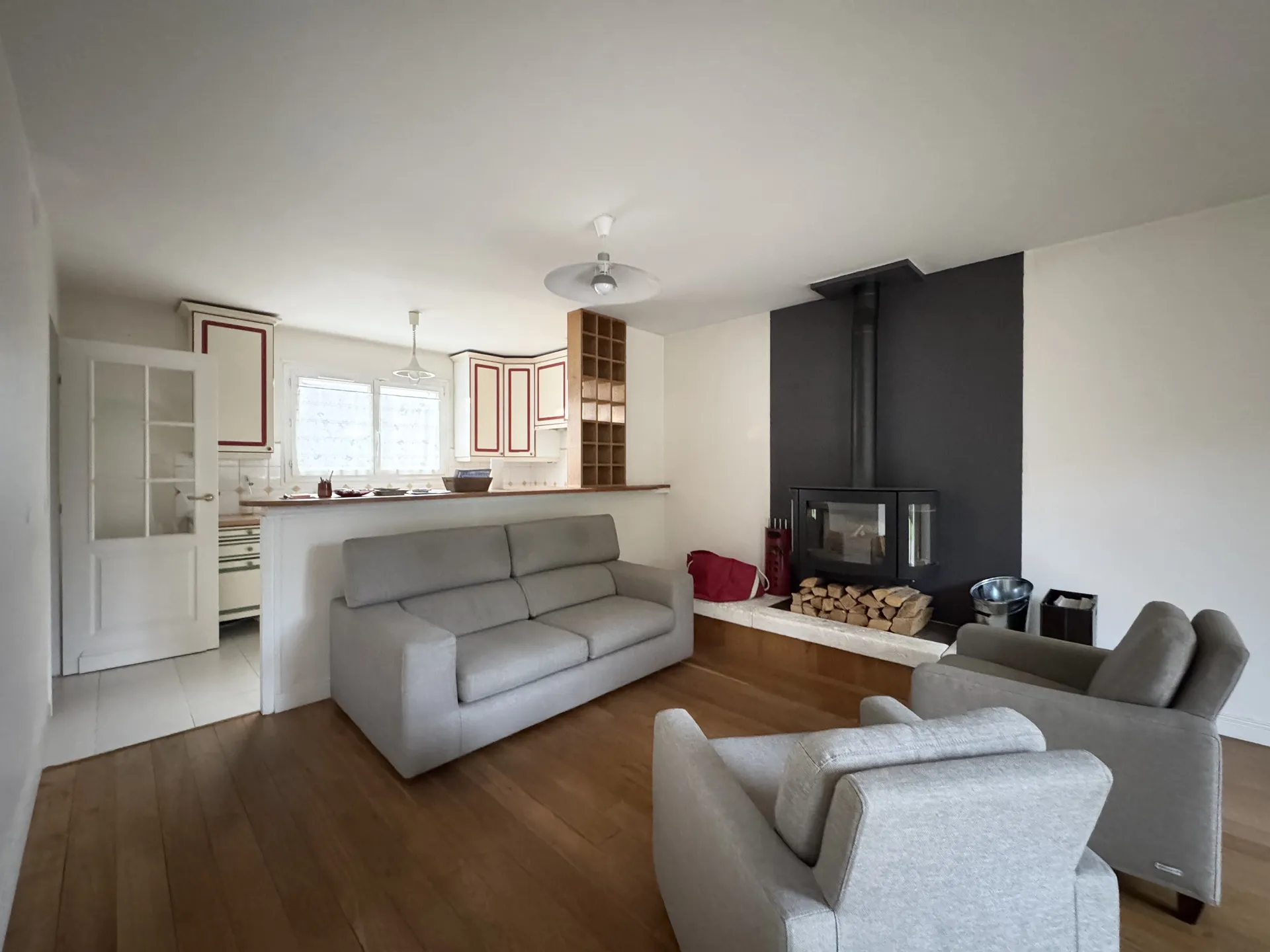 séjour avec cheminée de bons moments au coin du feu  