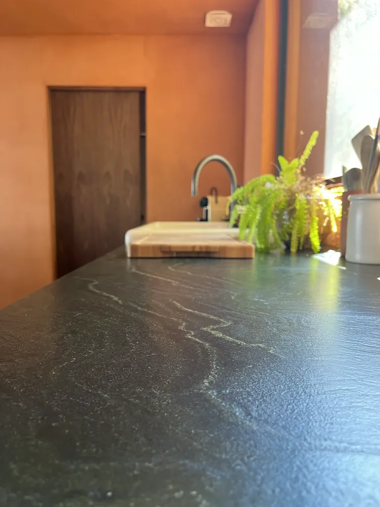 Stone Concept quartzite Avocatus finition velours cuisine haut de gamme