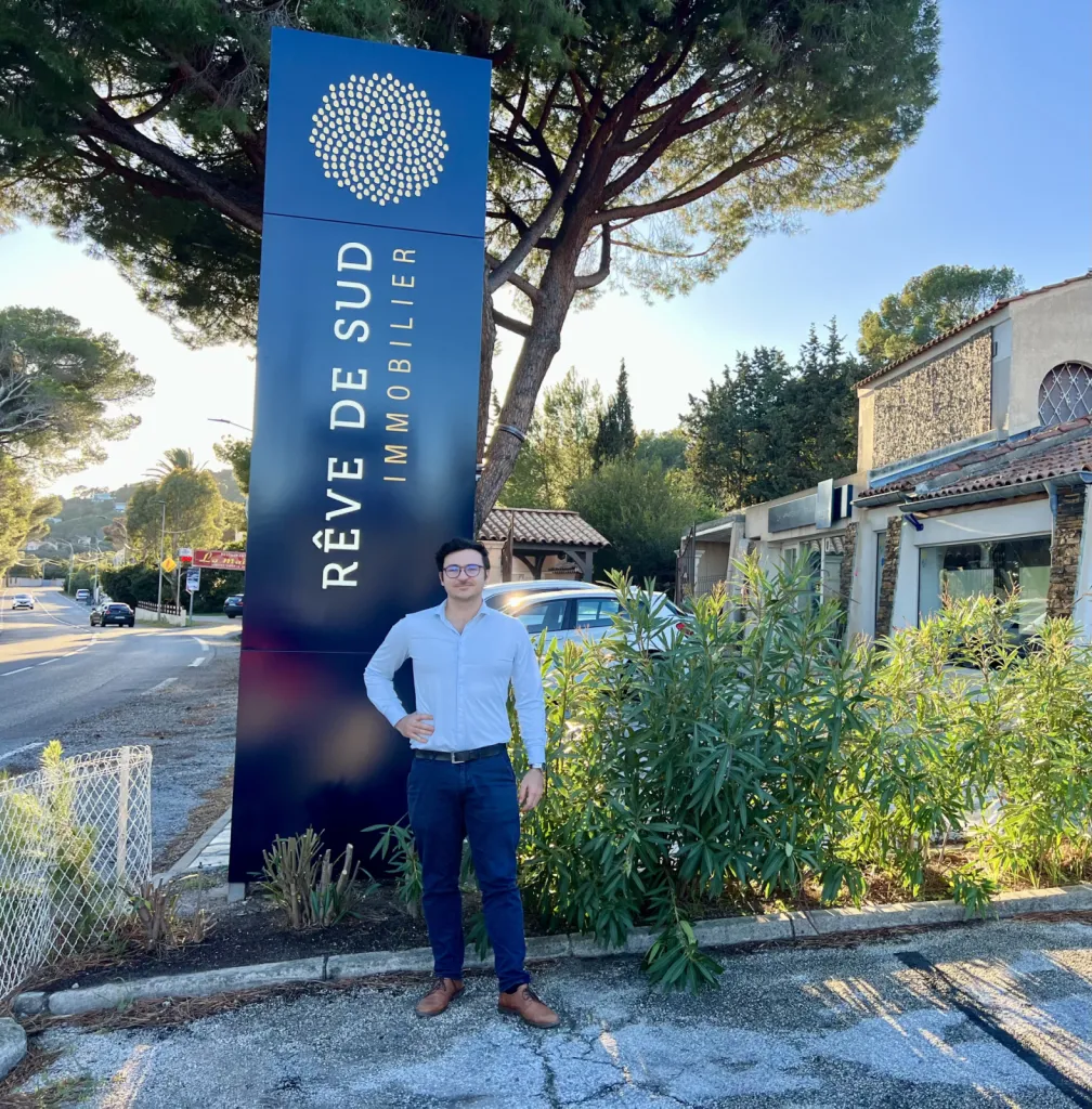 Notre directeur d'agence devant l'agence aux Issambres au bord de mer