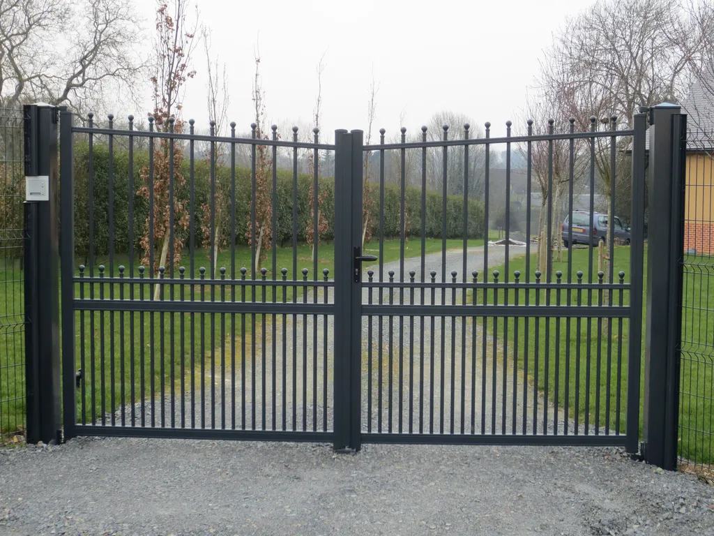 Portail Battant Authentique Sur-Mesure, Portail Motorisé en Aluminium et en Acier à Honfleur dans le Calvados 14