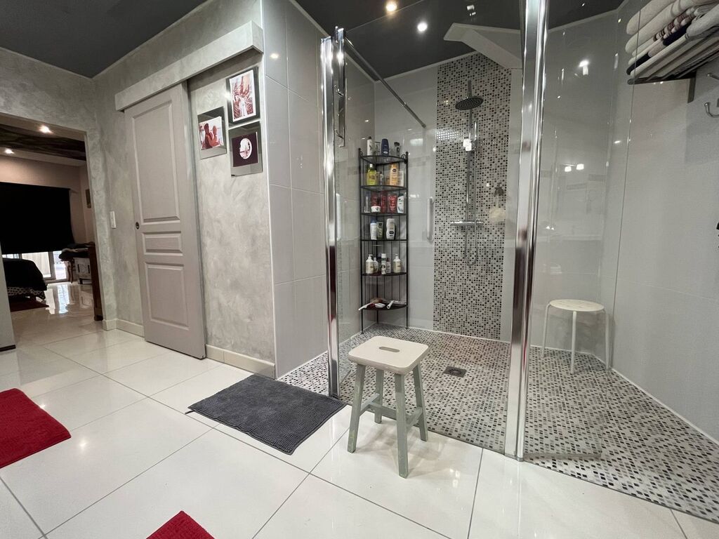 Ensemble immobilier, à vendre, avec ascenseur, situé en centre ville de Caudebec en Caux