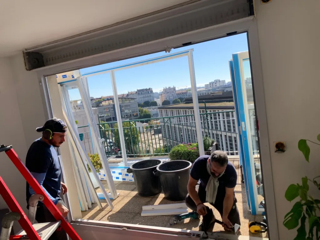 Fenêtres PVC de marque Bouvet modèle thermience avec combiné de volets roulants en dépose totale sur Lyon 69007 en région Rhône-Alpes