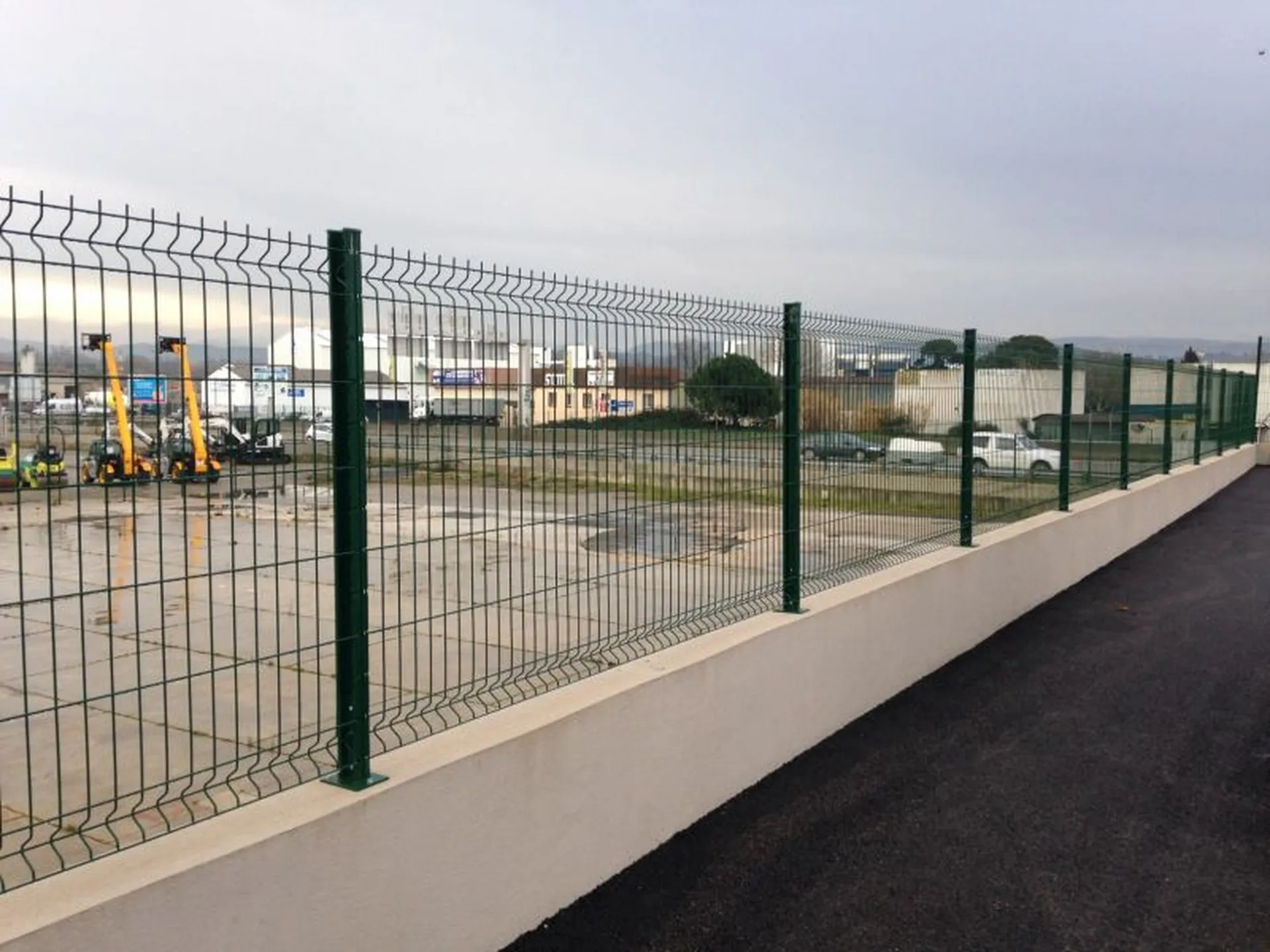 mur en banché avec clôture en panneaux sur vitrolles