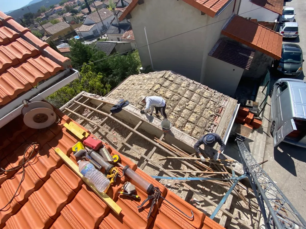 Changement d’une toiture tuiles plates de Marseille sur Gréasque près de Aix en Provence