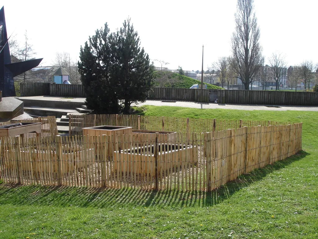 Vous recherchez une solution d'aménagement extérieur qui allie l'authenticité du bois à une fonctionnalité éprouvée, particulièrement adaptée aux bords de mer ? Clôtures Bataille, votre entreprise spécialisée dans l'installation de clôtures, vous propose 