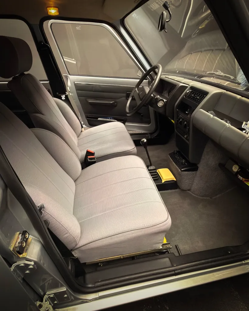 Restaurez l’habitacle de votre Renault 5 GTL avec une sellerie automobile d’exception grâce à DSP Service au Mans