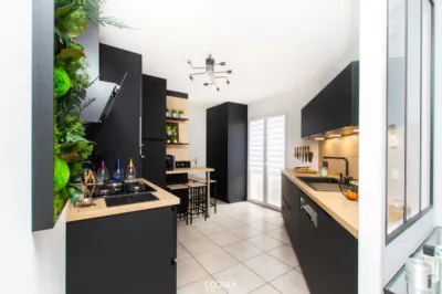 Conception et installation d’une cuisine ARMONY moderne avec accessoires MSA et sanitaire FRANKE à Castelginest