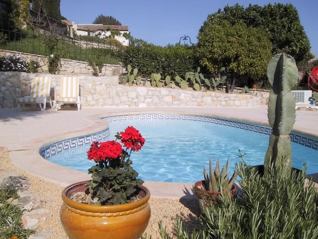 Piscine avec vue Terrasse et jardin