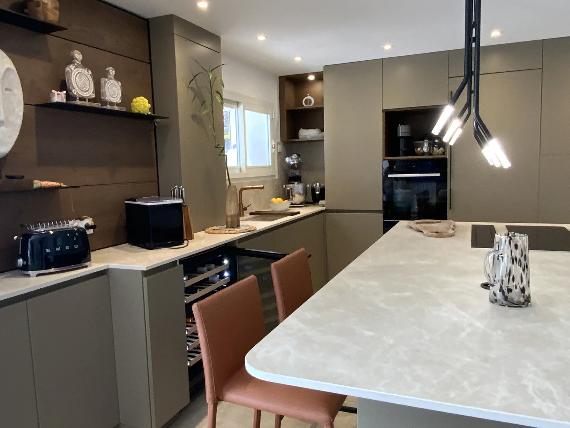 Réalisation d'une cuisine italienne équipée haut de gamme moderne avec îlot central à Sanary sur Mer dans le 83