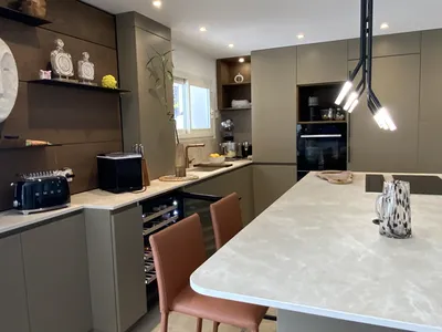 Réalisation d'une cuisine italienne équipée haut de gamme moderne avec îlot central à Sanary sur Mer dans le 83