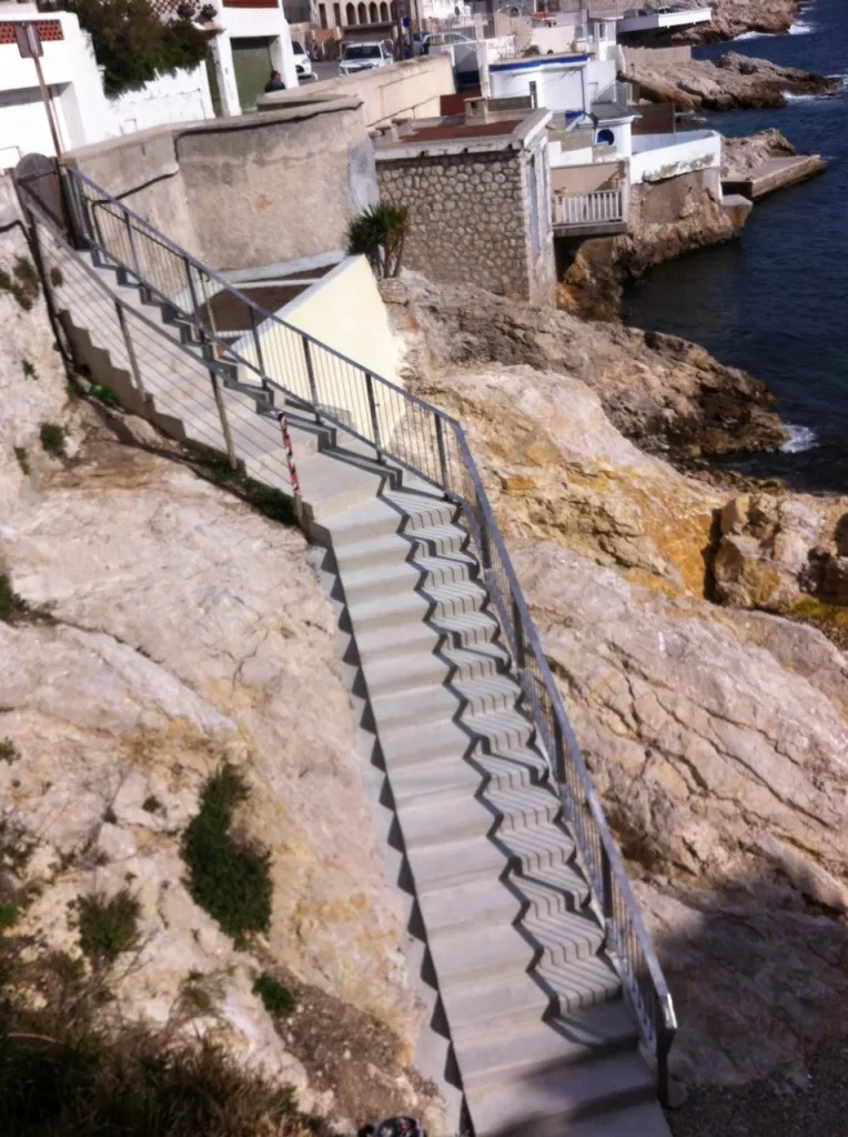 CONFECTION ET POSE DE GARDE CORPS POUR MISE EN SECURITE ESCALIER PIETONS FABRIQUES SUR MESURE EN INOX 316L A MARSEILLE PACA
