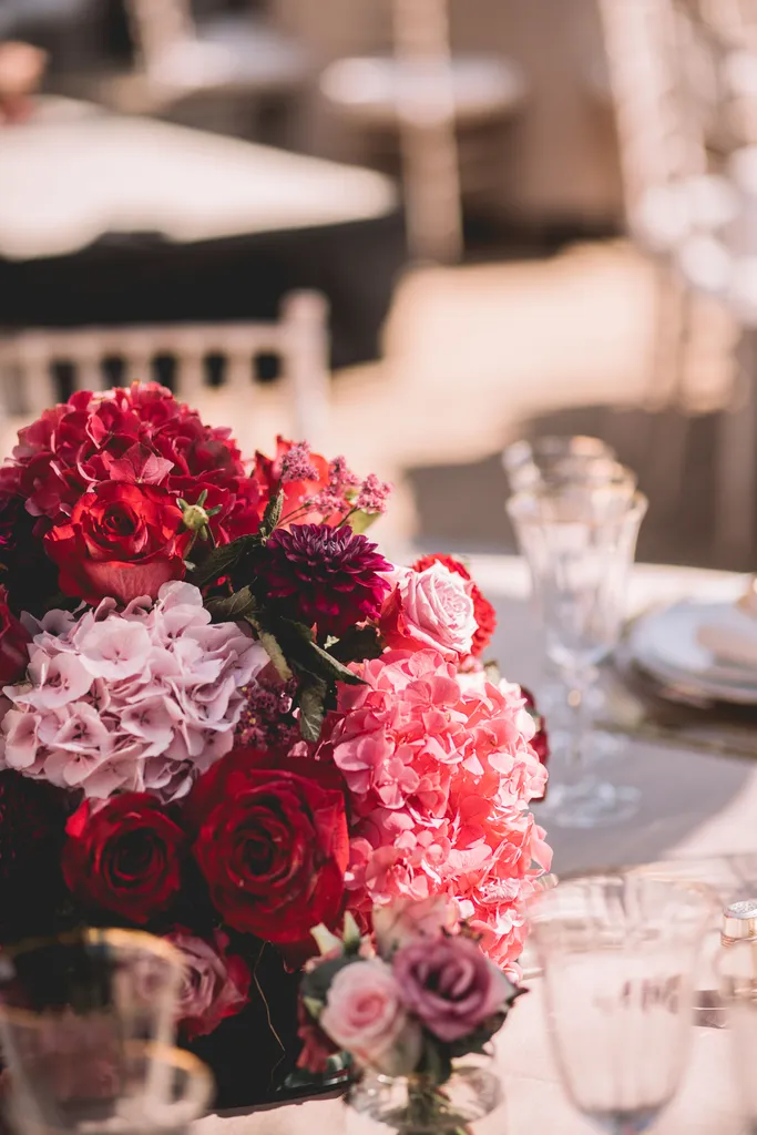 Réalisation des compositions florales avec assortiments de fleurs rouges, roses et blanches pour un mariage chic à Cannes