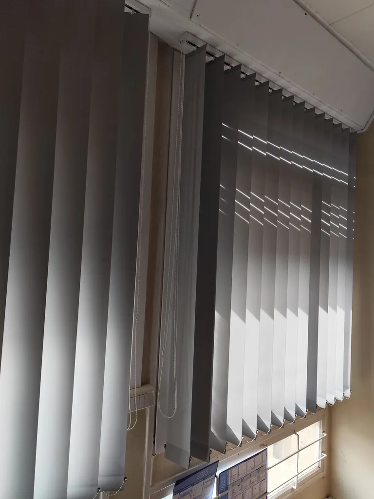 Fournitures et pose de stores californiens sur fenêtres et baies vitrées hôpital Aix en Provence