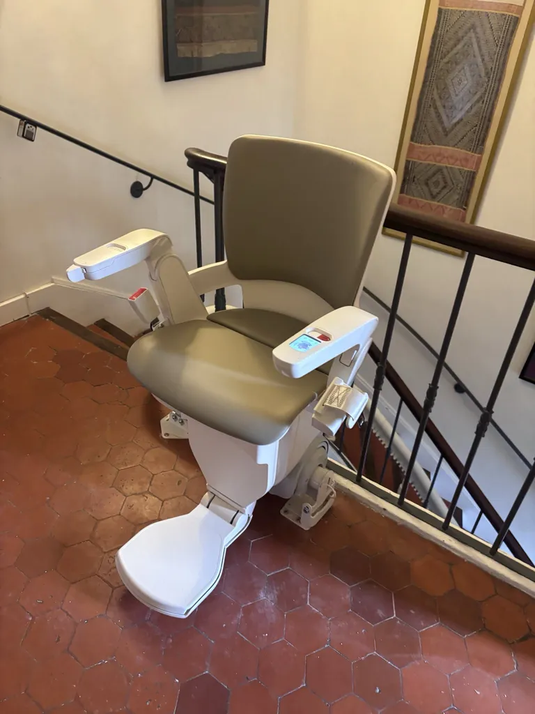 Fauteuil monte-escalier OTOLIFT Smart avec pivot motorisé installé à Marseille bénéficie de toutes les dernières innovations