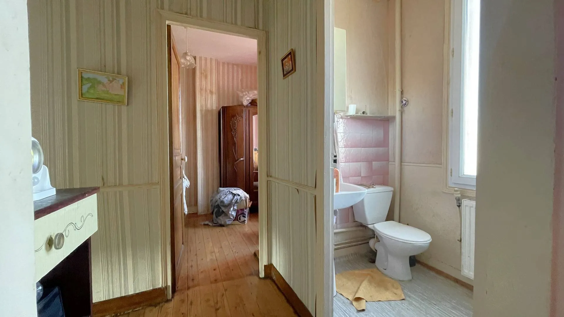 Maison à vendre à Dieppe – Opportunité à saisir : Deux chambres à l’étage, cabinet de toilettes et grenier offrant du potentiel d’aménagement.