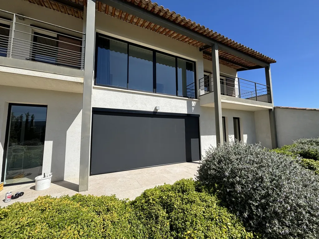 Pose de Store ZIP sur Mesure à Goult – Confort Thermique et Esthétique