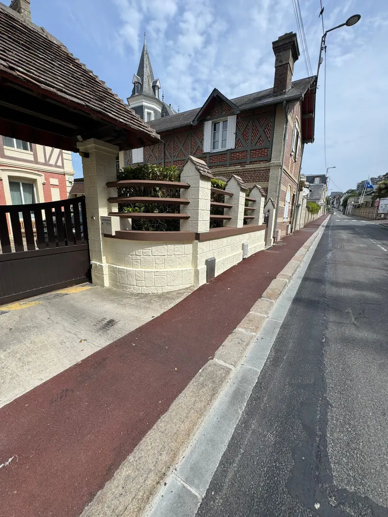 Rafraîchissement d'un muret clôture en ravalement peinture D3 entre Merville-Franceville et Honfleur