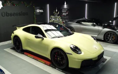 Vue avant de la Porsche 992 GTS protégée et transformée avec le film XPEL Stealth à Lorient.