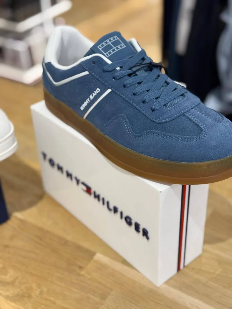 Baskets basses minimalistes en daim Tommy Jeans chez Urban Chic à Dieppe
