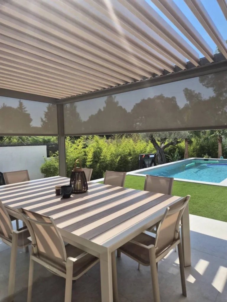 Pergola Camargue avec store latéral Fixscreen intégré près d’Aix-en-Provence