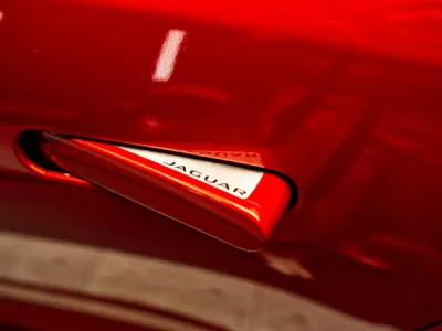 Détail sur les finitions autour des optiques de la F-Type