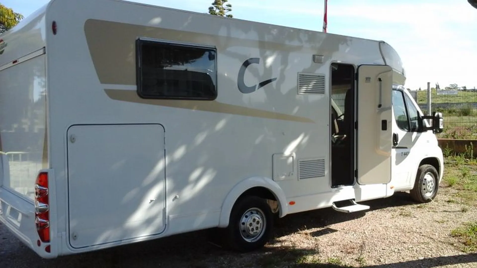 porte moustiquaire de porte cellule sur le carado t447 à grans 13450