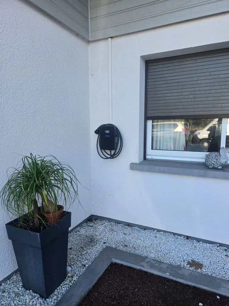 mur avec un borne de recharge installé en gironde