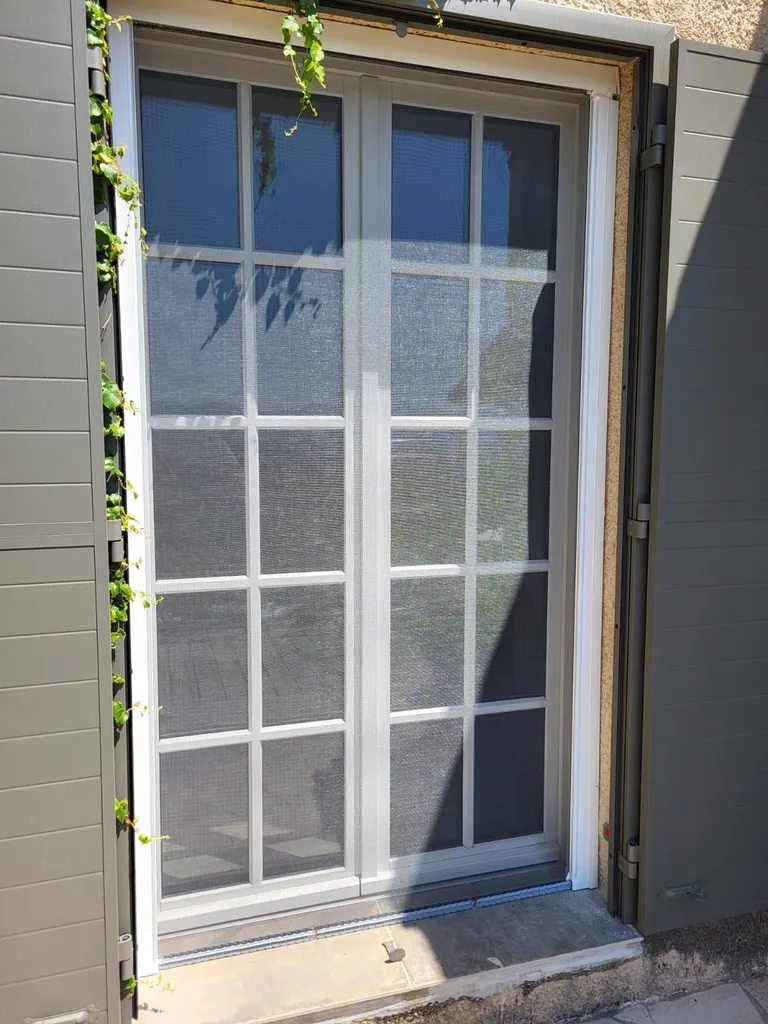 Moustiquaire élégante et discrète pour profiter de l’air frais à Fréjus sans laisser entrer moustiques et insectes.