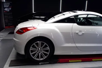 Protection et traitement céramique longue duré posé chez un spécialiste de la protection sur cette Peugeot RCZ