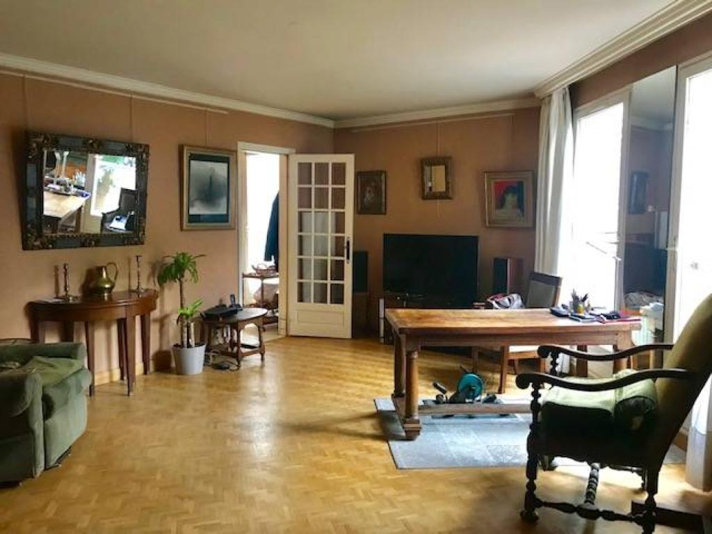 Grande piece de vie lumineuse