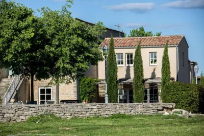 Votre agence d'organisation de mariage chic et bohème dans un domaine au milieu des oliviers avec piscine à Montpellier