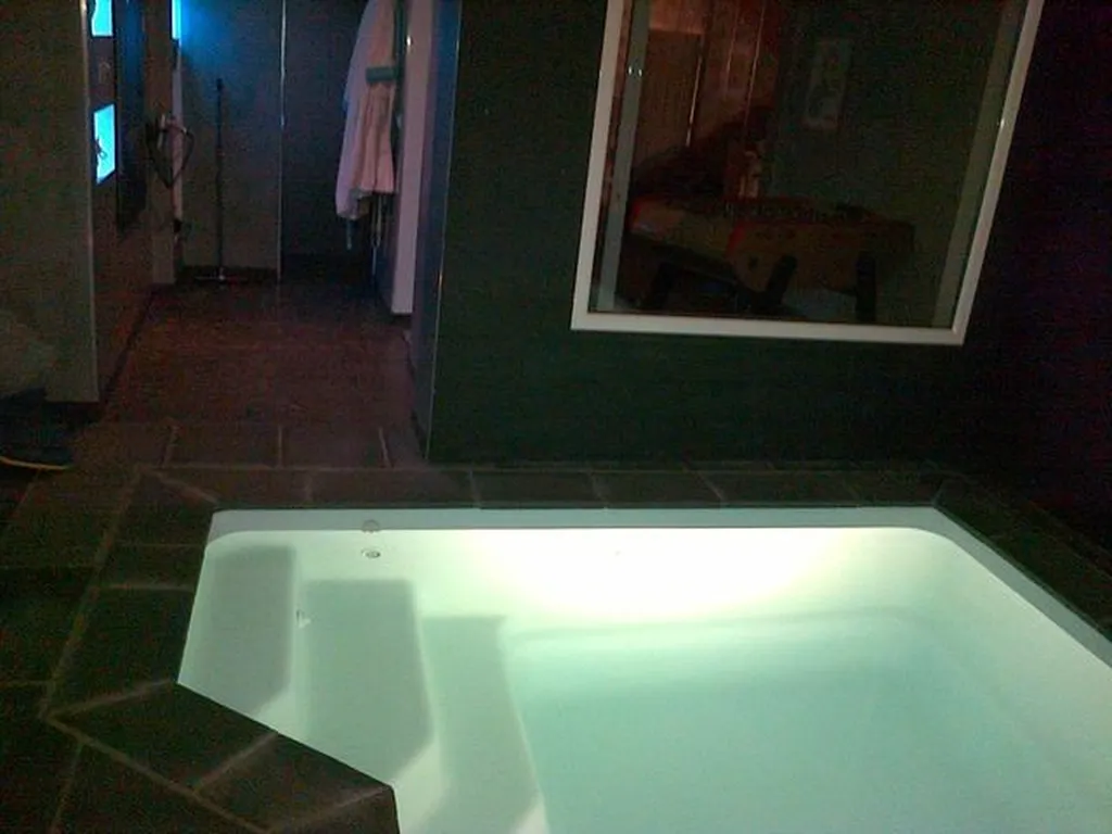 piscine intérieure VENUS de 4m25 x 3m00 avec un fond plat de 1m30