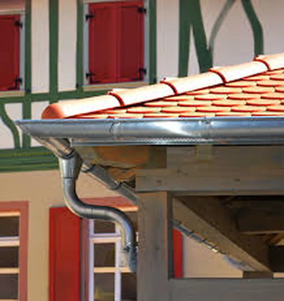 Évacuation des eaux pluviales par descente zinc