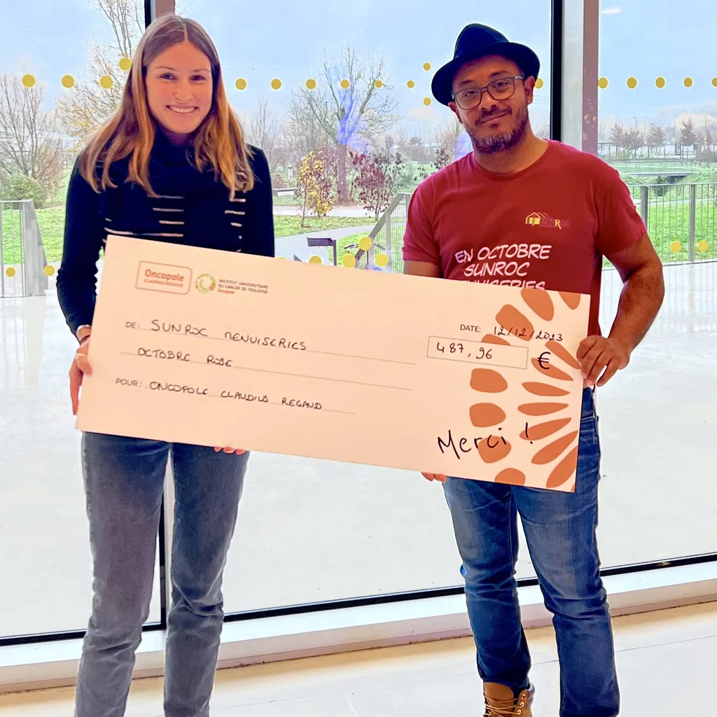 Alain CORNUS gérant de la société SUNROC Menuiseries reversant le chèque pour l'Oncopole