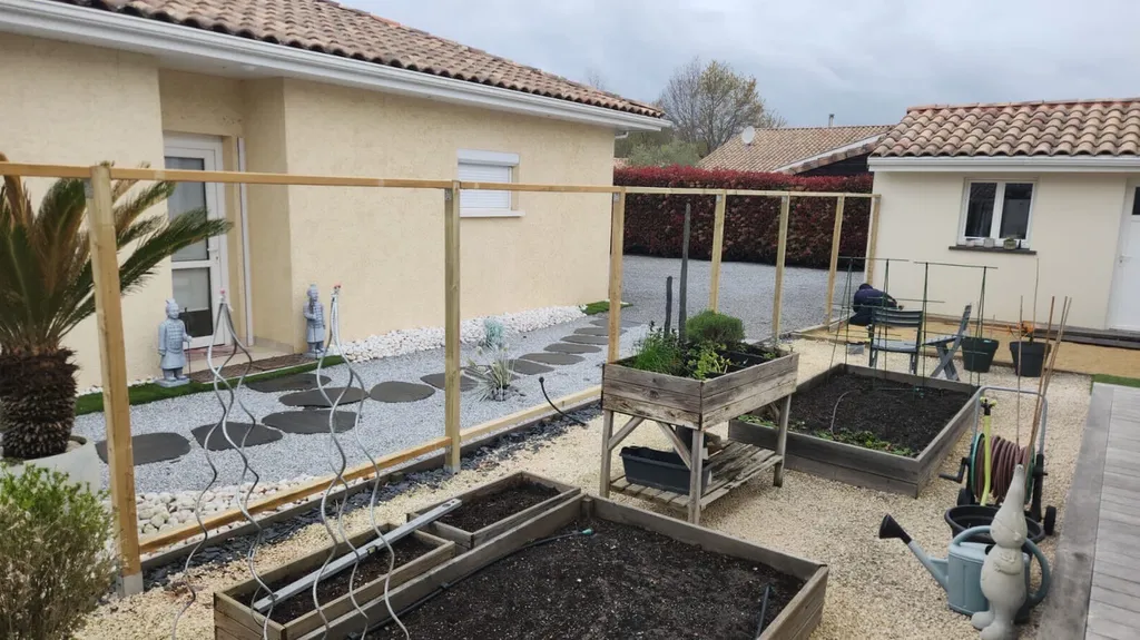 Clôture bois haut de gamme en croûte de pin à Sanguinet dans les Landes.