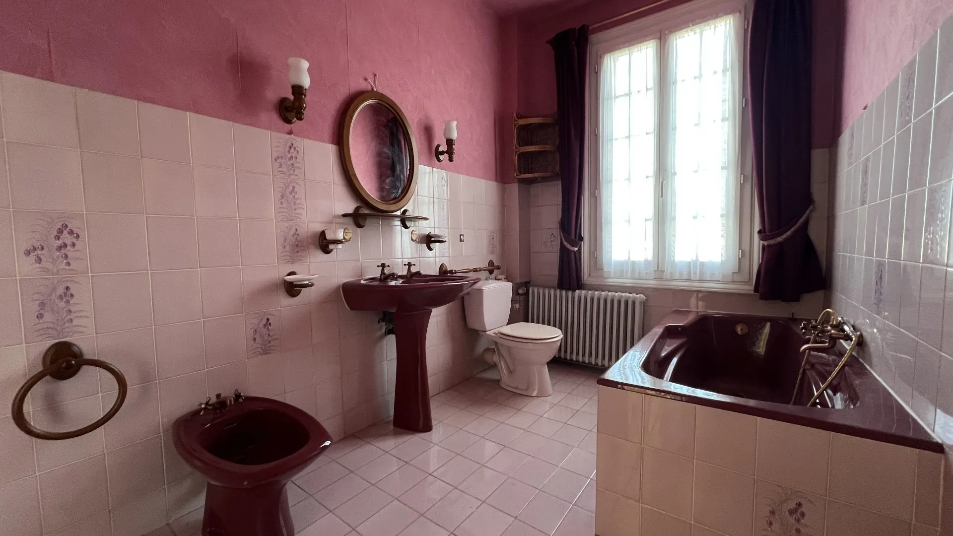 A vendre Maison de maître 265m² avec 7 chambres, parquet ancien, dépendance et garage double, terrain clos 980m², fort potentiel rénovation au cœur du Tréport 76470.