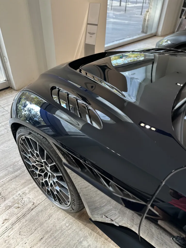 EMB detailing utilise Le Q² Infinite Base Type 1 qui est la première protection au monde à base de polysilanaze modifiée à la fluorine à Lyon