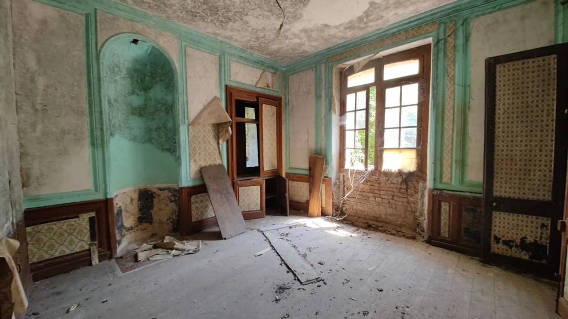 Manoir du XVIIIIème siècle de 320 m² à rénover, bâti sur un terrain de 4234 m² et situé dans la vallée de l'Yères.